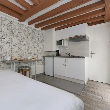 Parisien 20m2 En Face Du Musee Grevin - 2p *