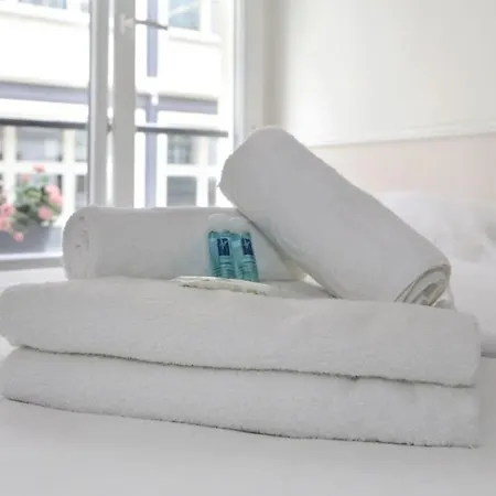 Parisien 20m2 En Face Du Musee Grevin - 2p Apartment