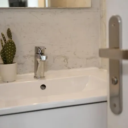 Parisien 20m2 En Face Du Musee Grevin - 2p شقة *