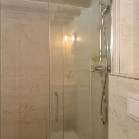 Parisien 20m2 En Face Du Musee Grevin - 2p Apartment